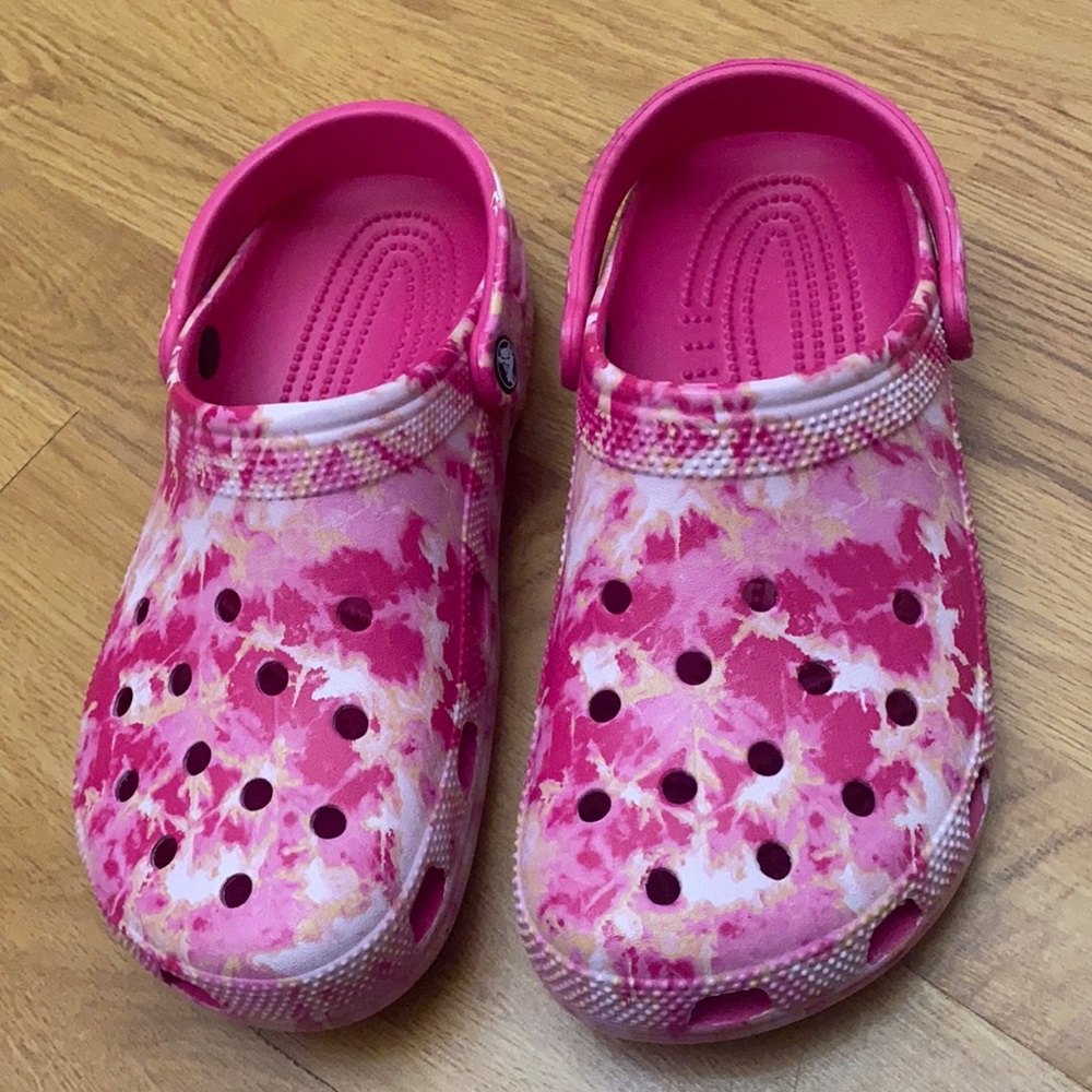 New Pink Tie die Croc
